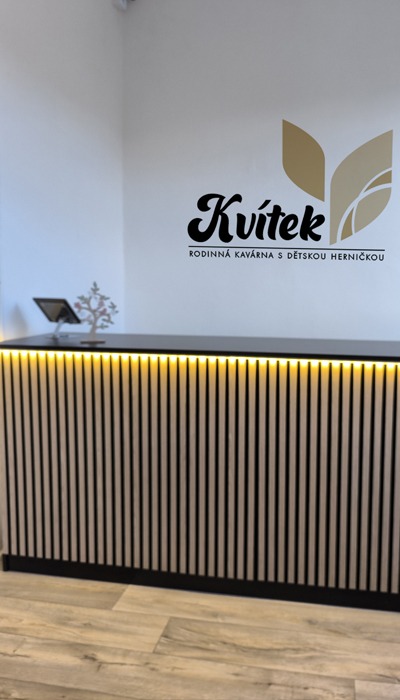 řada stolu kavárna kvítek